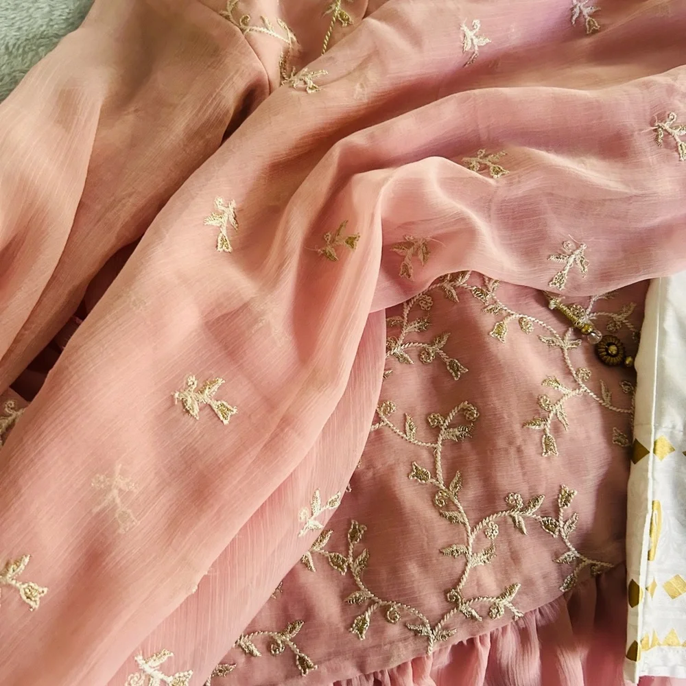 Pink Embroidered three piece Pakistani outfit - Picture 1 of 4